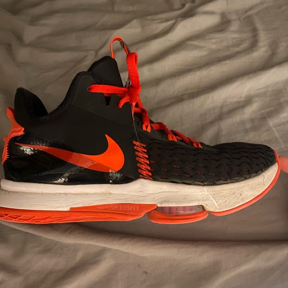 LeBron basketball shoes 9.5 US - Picture 3 of 4